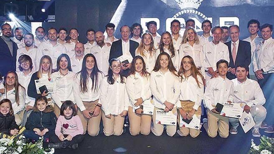 Grupo de los deportistas y tÃ©cnicos galardonados ayer a lo largo de la Fiesta del Deporte del Real Club NÃ¡utico de Palma.