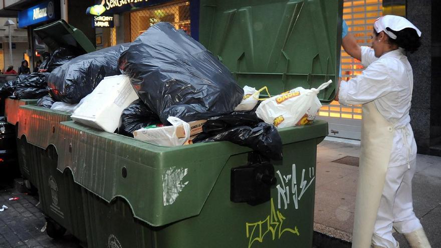 Contenedores de basura en una calle de Pontevedra.