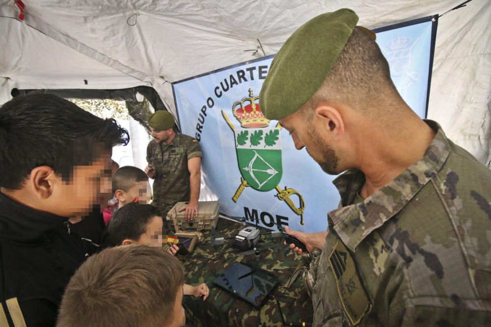 Exposición de vehículos y material militar en Orih