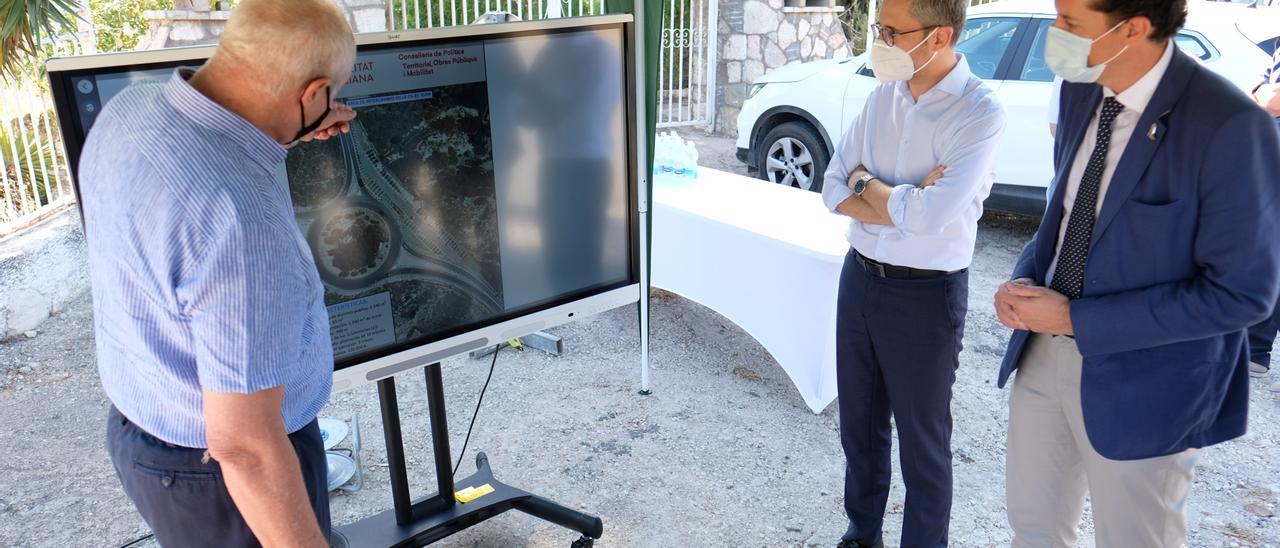 Arcadi España junto al alcalde de Elda, Rubén Alfaro, en una visita a esta ciudad con motivo de una actuación de mejora de la seguridad viaria.