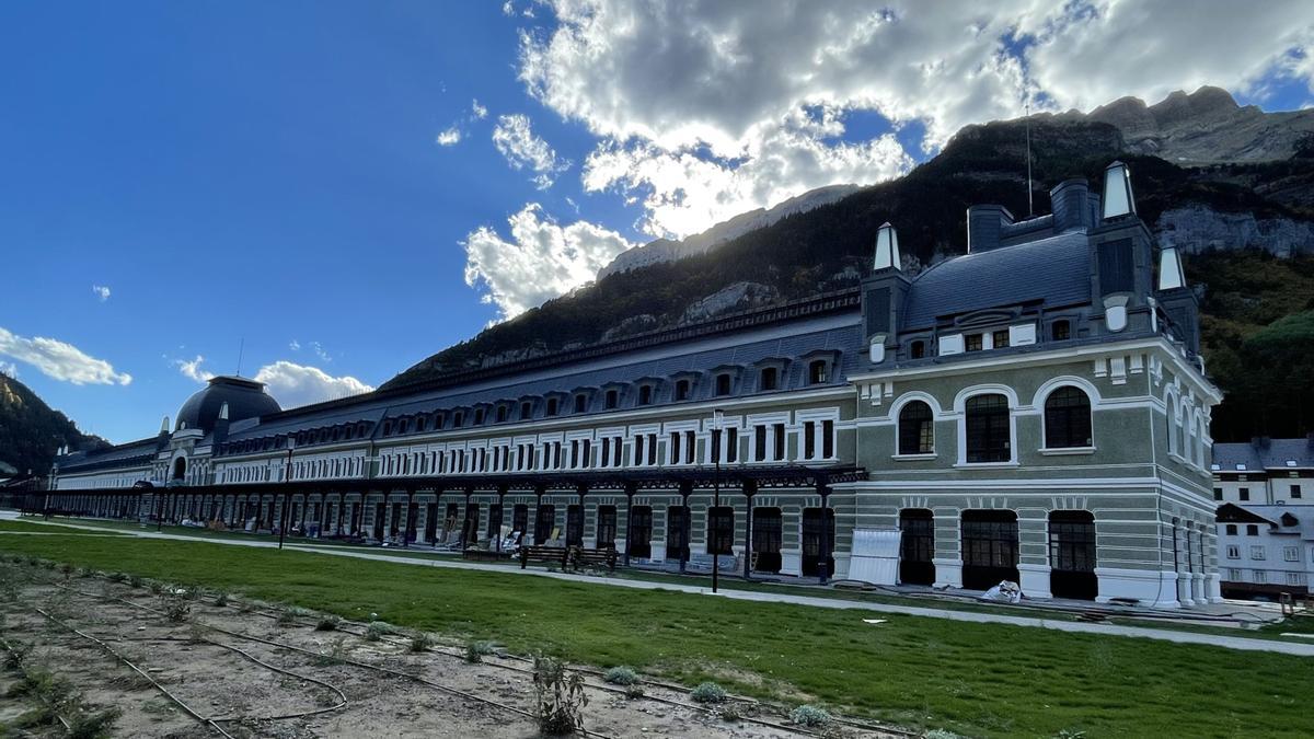 Estado actual del exterior del edificio, en la parte trasera, este sábado.