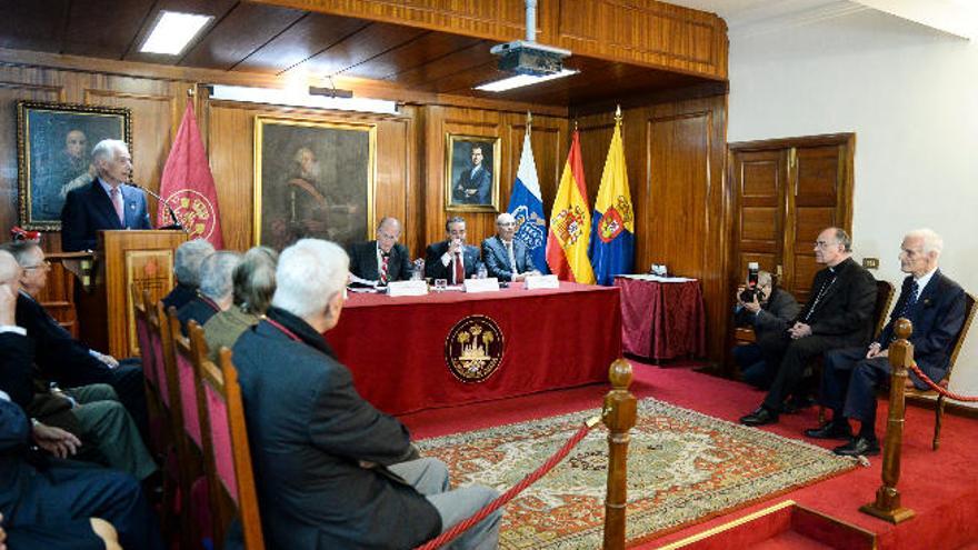 Trapero, a la izquierda, en su intervención. Por la derecha, José Díaz-Saavedra y Francisco Cases, ayer, ante Juan José Laforet, Rafael Robaina y Van de Walle.