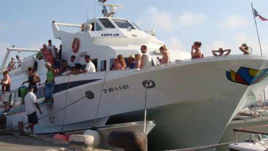 Llegada del barco de Tabarca al puerto de Torrevieja.