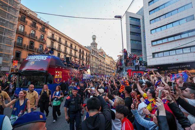 ¡De locos! Las mejores imágenes de una ciudad entregada al Barça