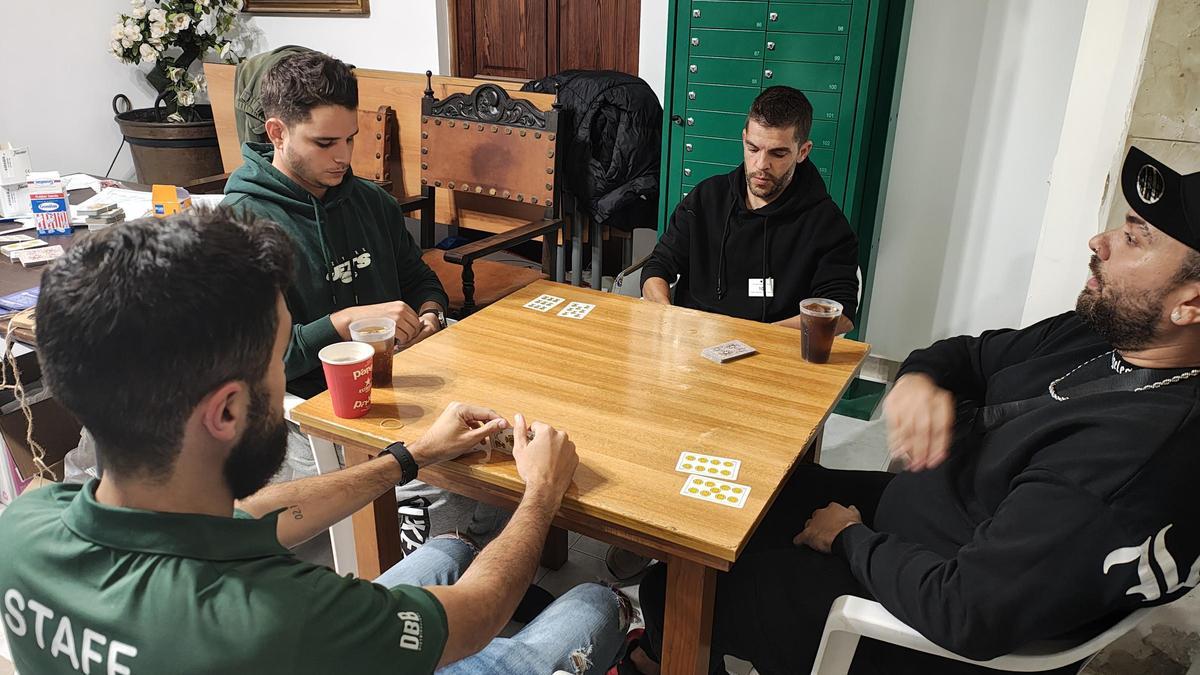 Cuatro jugadores de truc enfrentándose.