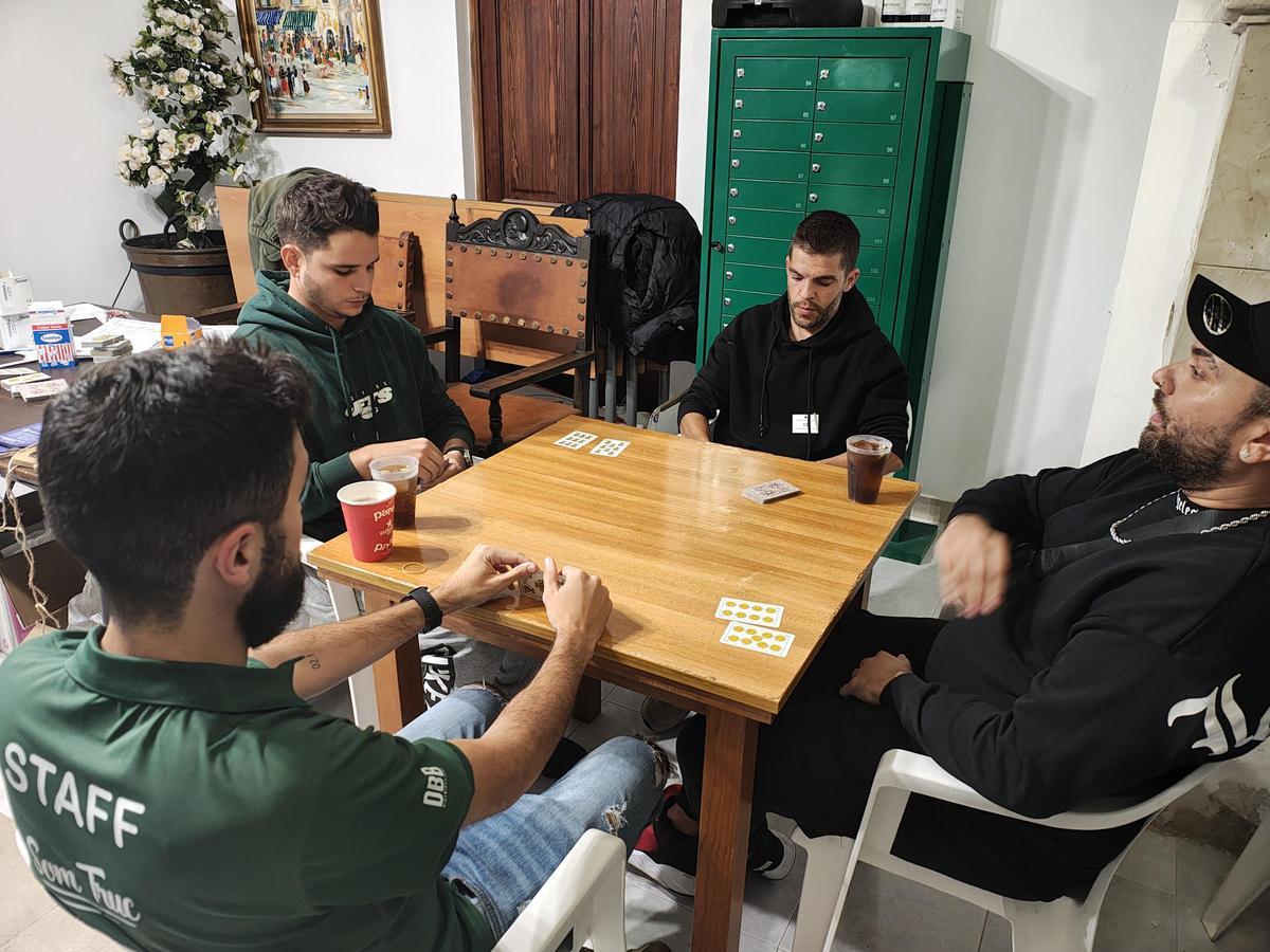 Cuatro jugadores de truc enfrentándose.