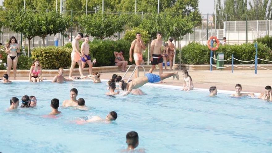 El precio de las piscinas de los barrios rurales, al 50%