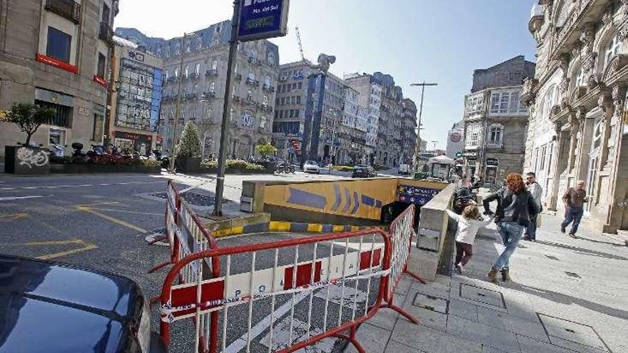 Las vallas que impiden desde ayer el acceso al parking. // M. G. Brea