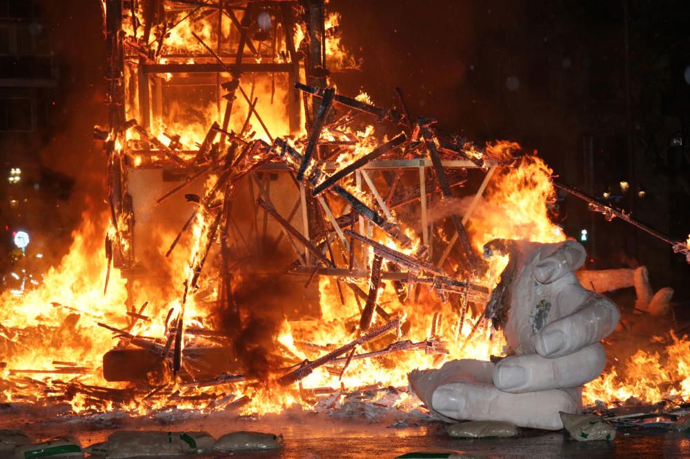 Así ha sido la cremà de la falla municipal