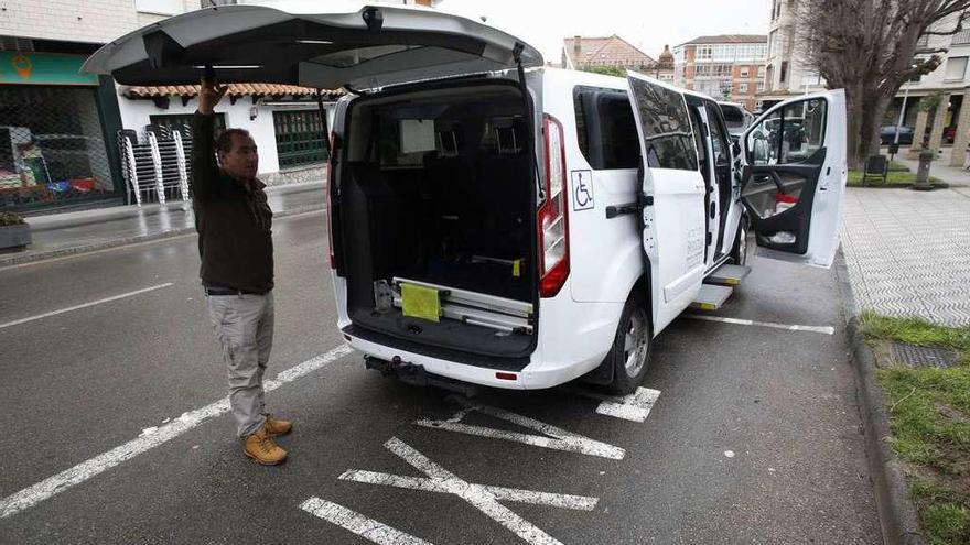 Toni Gormilla, ayer, muestra su vehículo adaptado en la parada de taxis de Luanco.