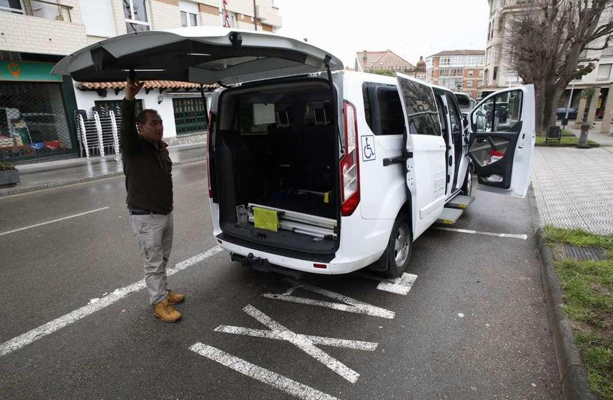 Toni Gormilla, ayer, muestra su vehículo adaptado en la parada de taxis de Luanco.