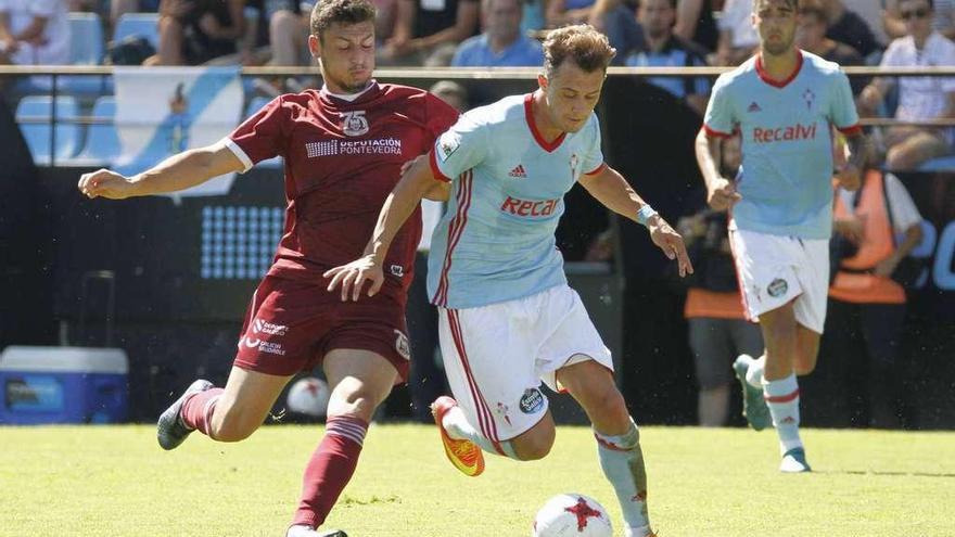 Drazic escapa de un rival en el partido de la primera jornada del Celta B. // Cristina Graña