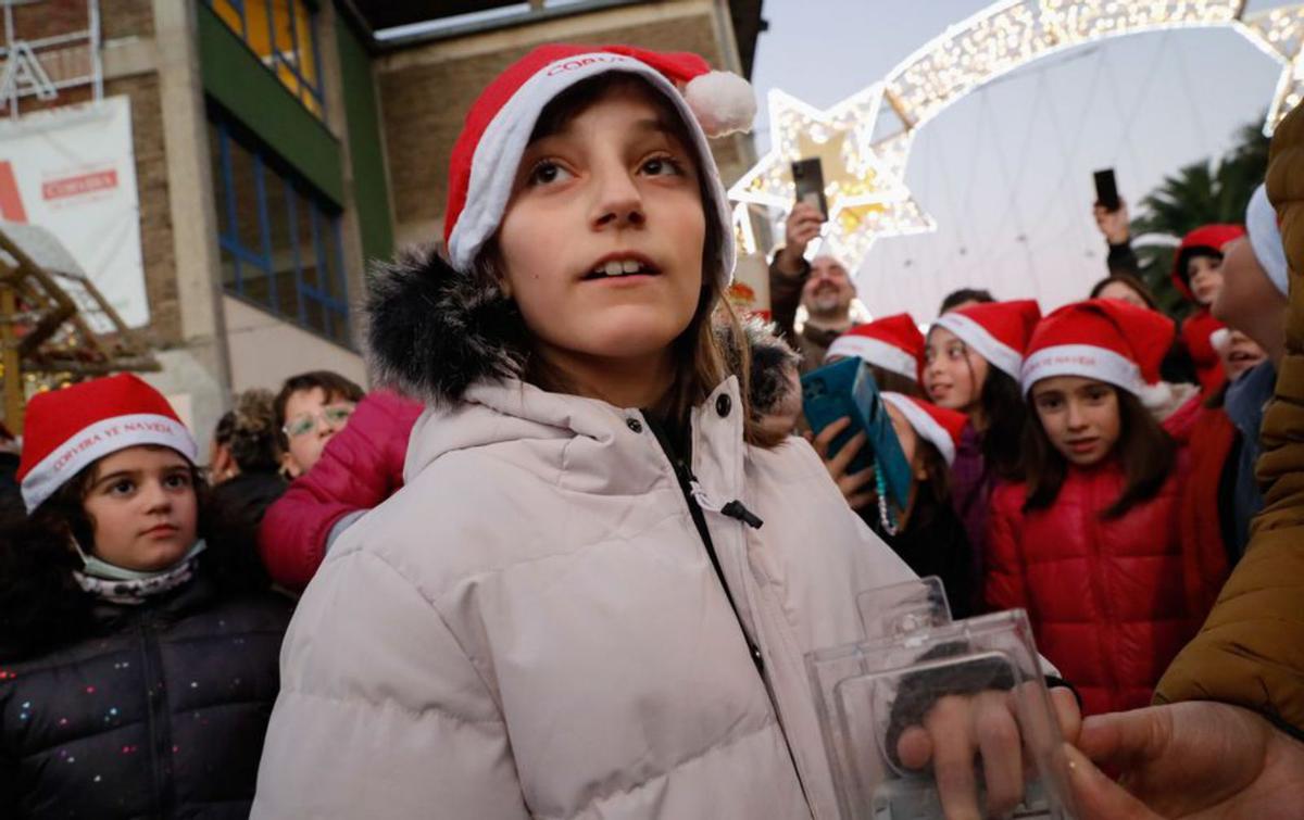 Sara Iglesias en el momento justo de accionar el encendido navideño. | M. V.