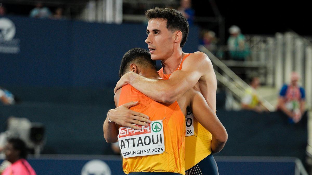 Attaoui y David Barroso se abrazan al final de la carrera.