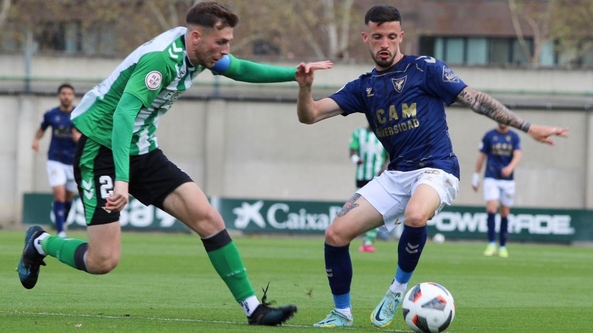 Javi Moreno encara a su defensor durante el partido ante Real Betis Deportivo.