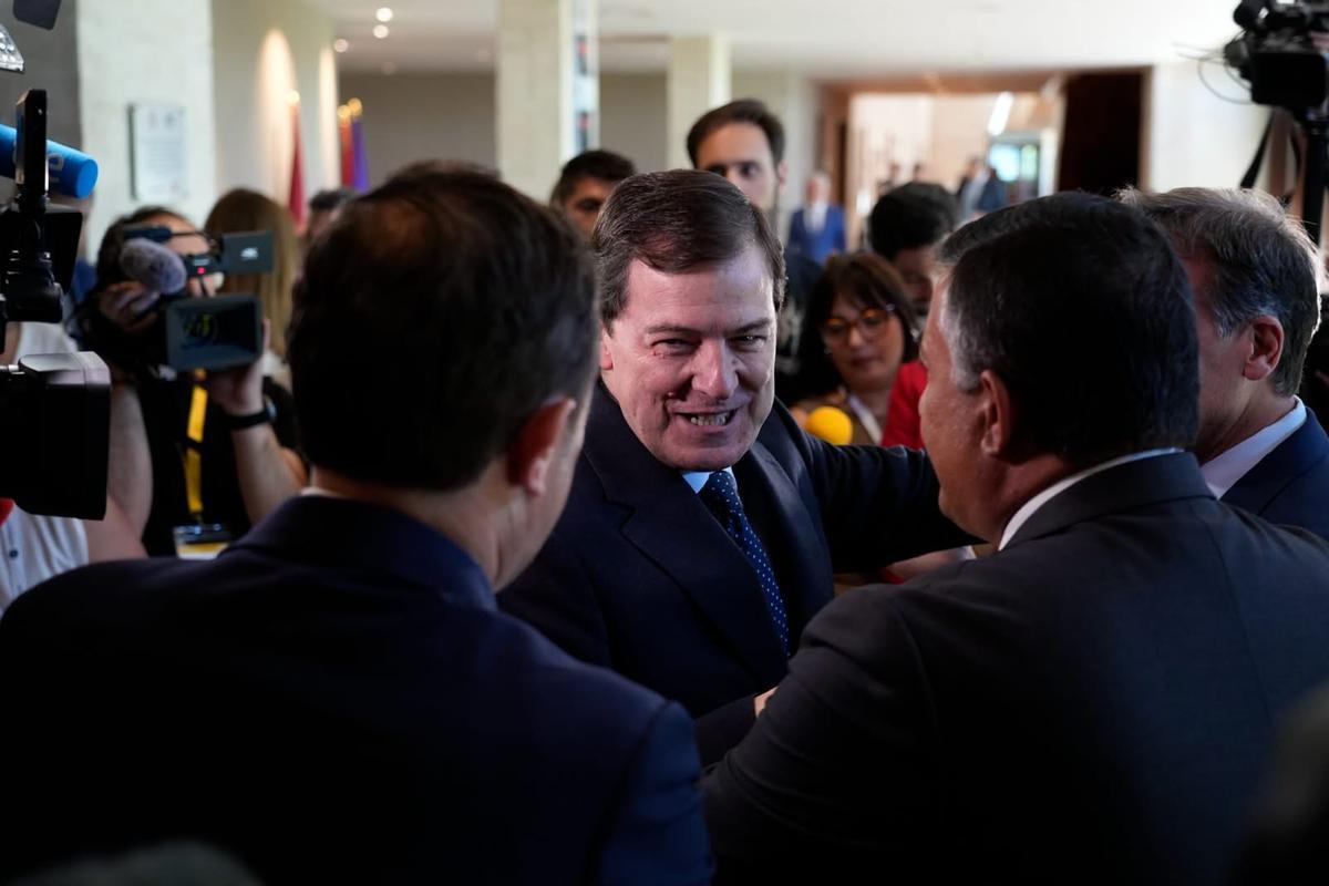Alfonso Fernández Mañueco antes de entrar al pleno.