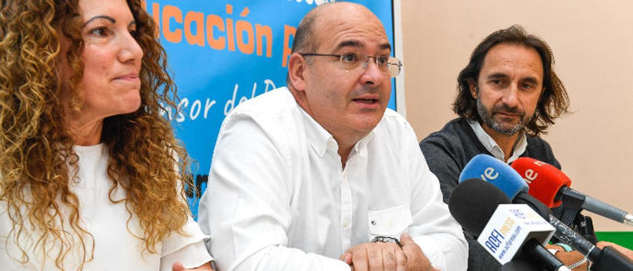 María Perera, Pedro Crespo y Bernado Huerga, durante la presentación de la Memoria del Defensor del Profesor.