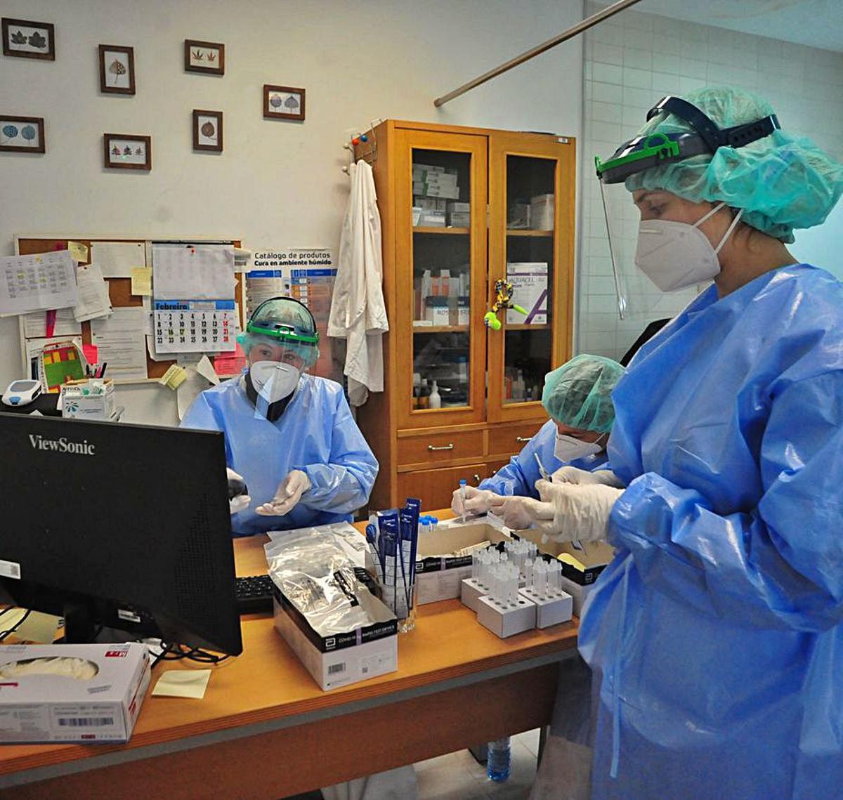 Vecinos de Meis a la espera de hacerse el test de antígenos en el centro médico de Mosteiro. | // IÑAKI ABELLA