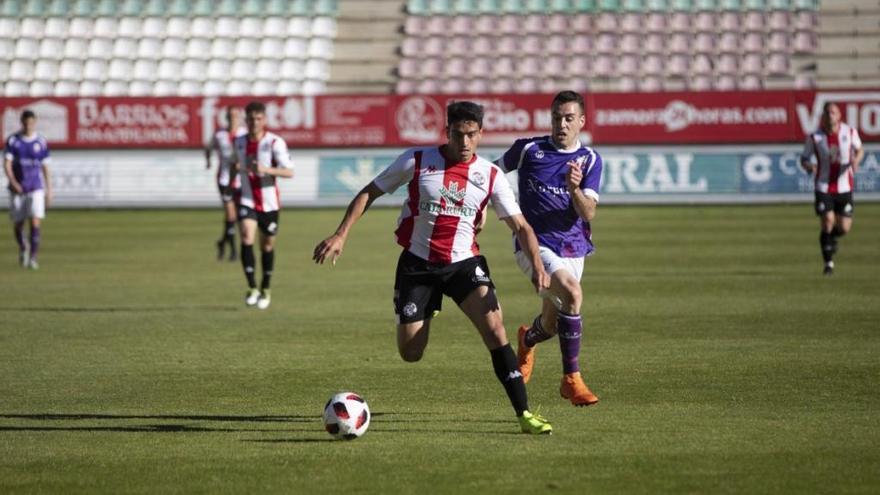 David Álvarez controla el balón ante un rival del Briviesca