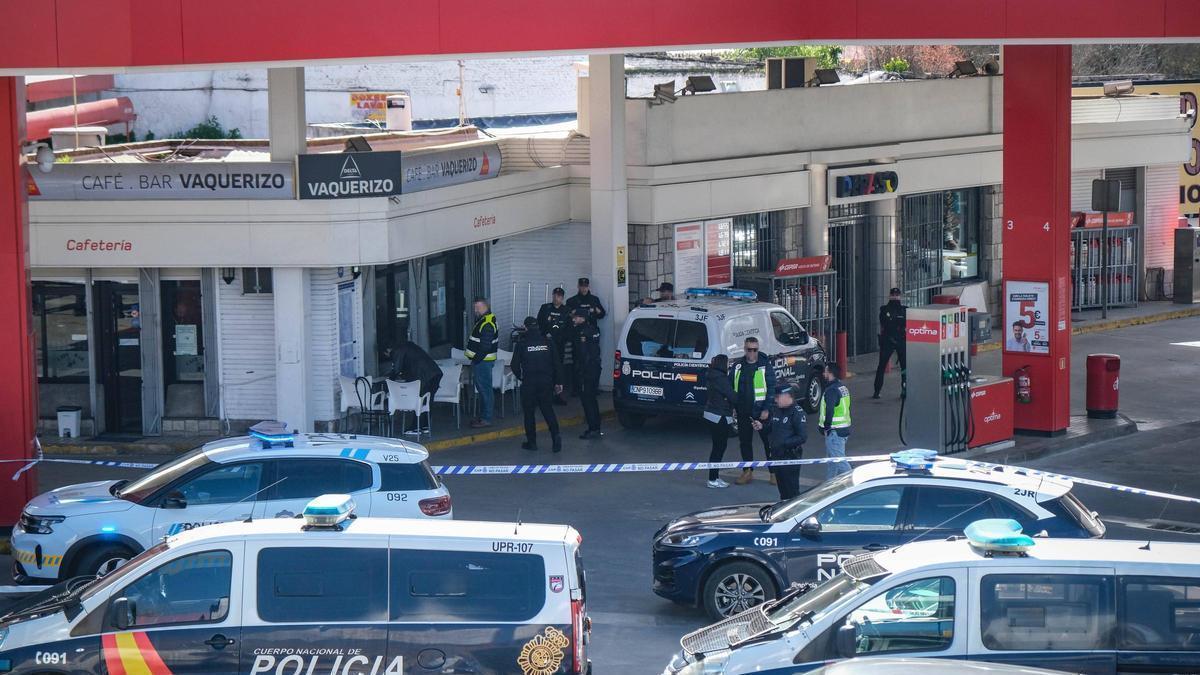 Despliegue policial en el exterior del bar Vaquerizo tras el tiroteo en el que murió el joven, el 29 de febrero de 2024.