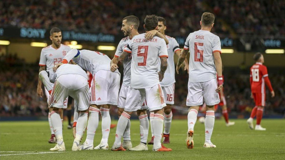 Los jugadores de La Roja hacen piña tras anotar uno de los tantos conseguidos ante Gales