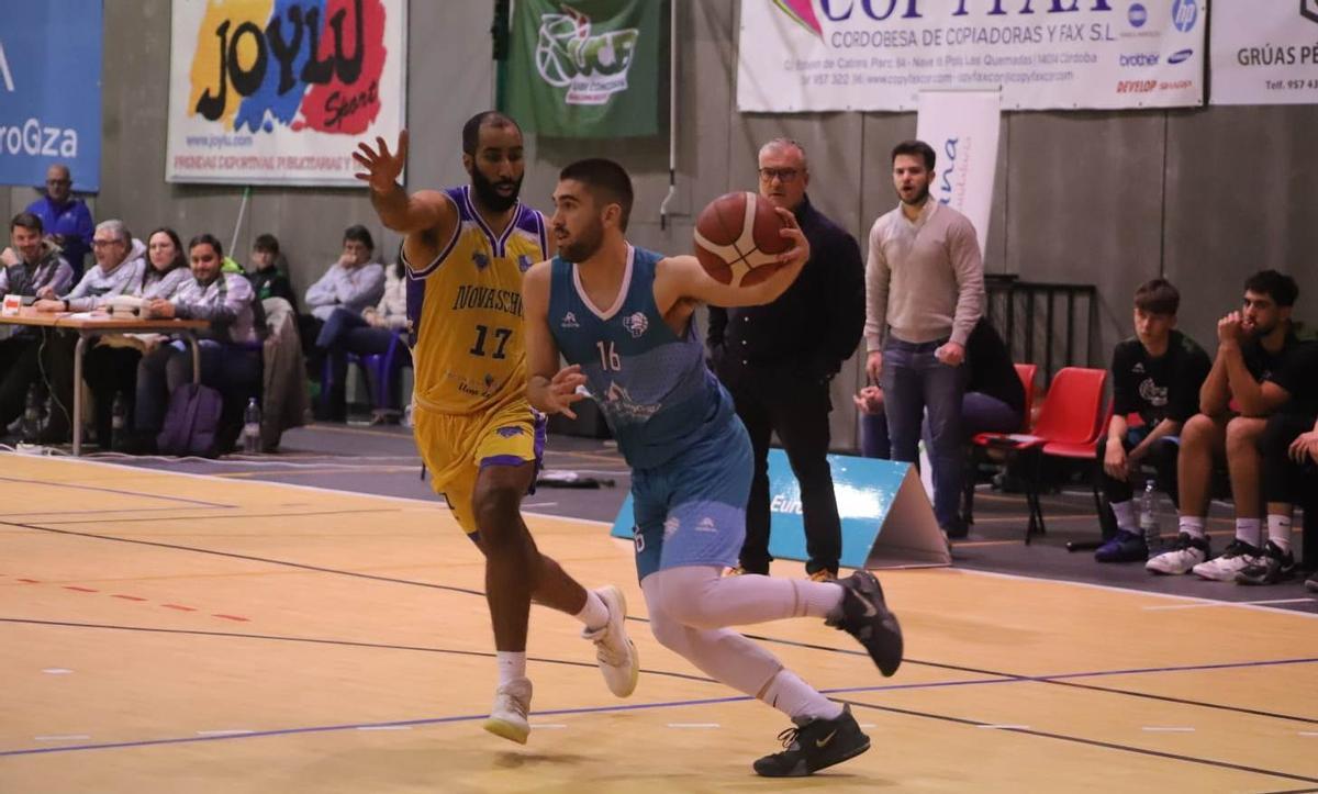 El cordobés Juan Gómez, con el balón.