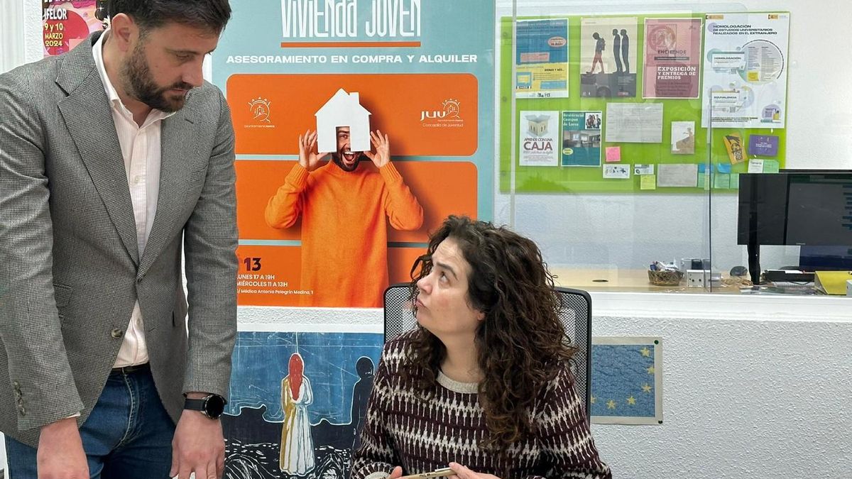 Técnico y edil en las instalaciones del M13 en una imagen de archivo.