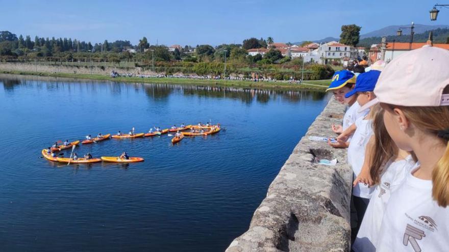 Unos 1.200 estudiantes de Xinzo y otros colegios lusos se reunieron ayer en un abrazo simbólico al río Limia