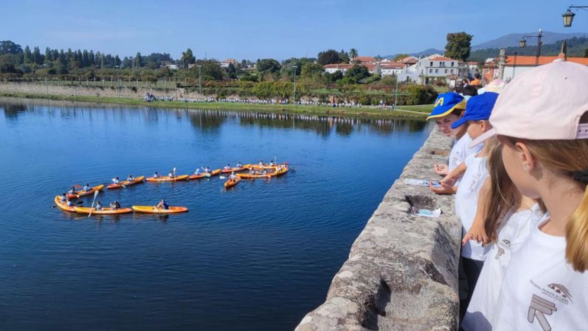 Los alumnos, bordeando el río Limia. |   // FDV