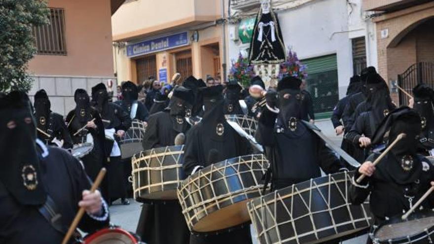 Tambores con la imagen de la Mare de Déu detrás, en Moixent.