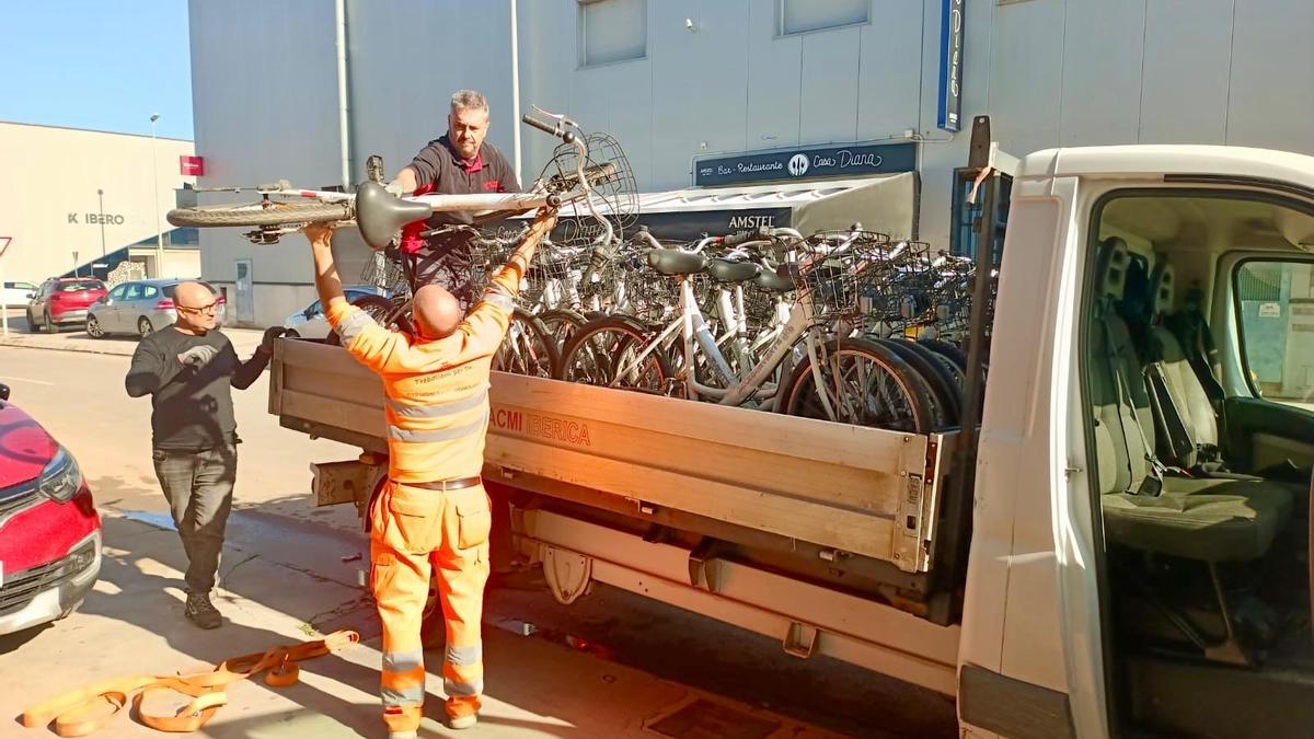 Donación bicis por parte de la empresa Maquiver de Castelló para ayudar a las víctimas de la DANA con la mediación de la alcaldesa, Begoña Carrasco y trasladadas por la empresa Sacmi.