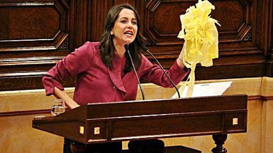 Inés Arrimadas exhibeix llaços grocs a l&#039;hemicicle.