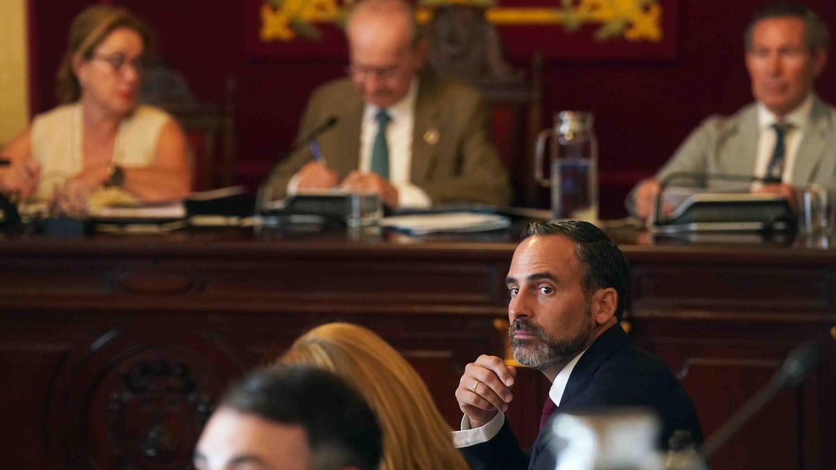 El portavoz socialista Dani Pérez, con el alcalde de Málaga, Francisco de la Torre, al fondo, durante el pleno ordinario de julio.