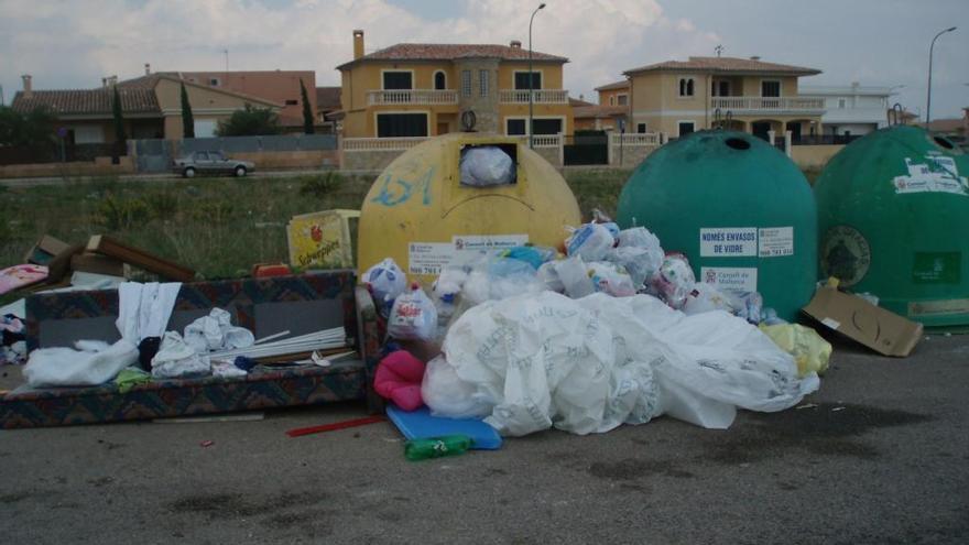 Imagen de residuos acumulados en un punto de aportaciÃ³n de MarratxÃ­.
