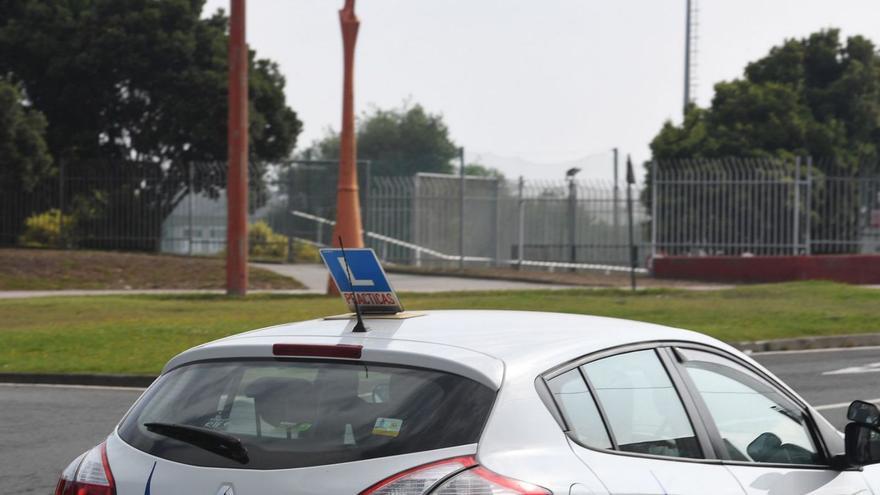 Un coche de autoescuela durante una clase práctica en A Coruña. |   // VÍCTOR ECHAVE