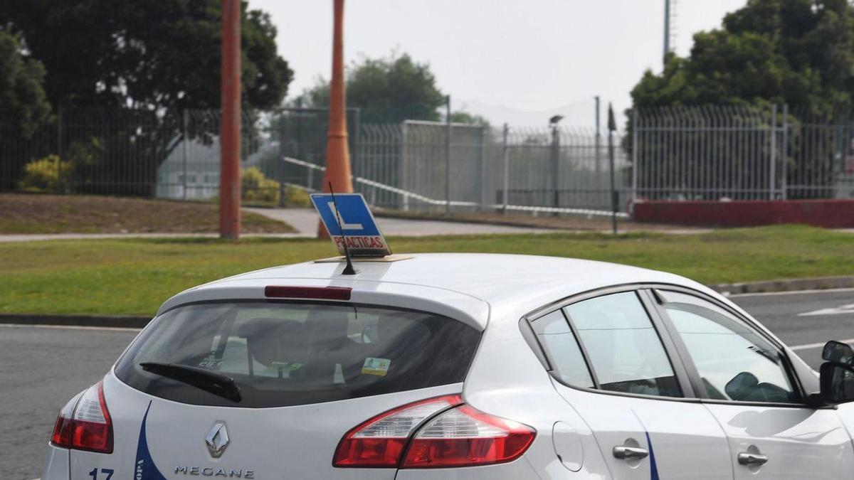 Las autoescuelas de A Coruña perciben baja demanda en el permiso de conducción con coches automáticos: "Si quieres conducir un vehículo manual, tendrías que ir a otro examen"