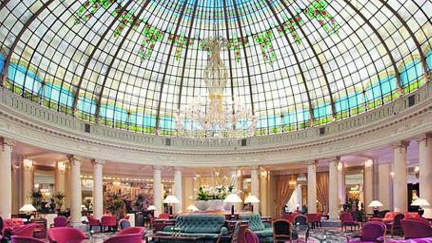 Sobre estas líneas, la famosa cúpula de cristal del Palace, que acoge el restaurante La Rotonda; a la derecha, arriba, vista exterior del hotel; abajo, una habitación. | hotel palace