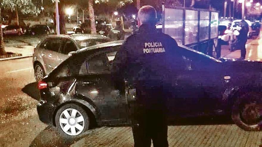 Un policía junto a los vehículos implicados.