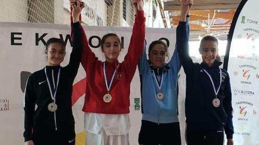 Deportistas del Mace Sport con sus medallas. // FdV