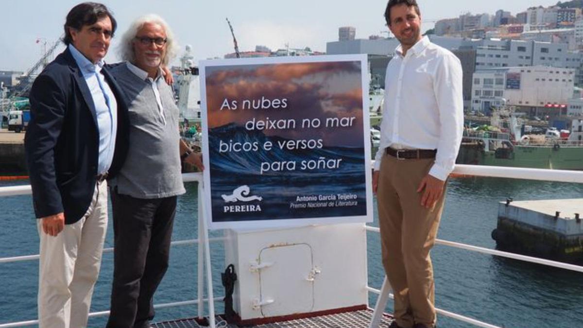 José Enrique Pereira, conselleiro delegado de Pereira; o escritor Antonio García Teijeiro; e Ruy Andrade, director de Comunicación de Pereira Productos del Mar, onte, a bordo do Argos Pereira.