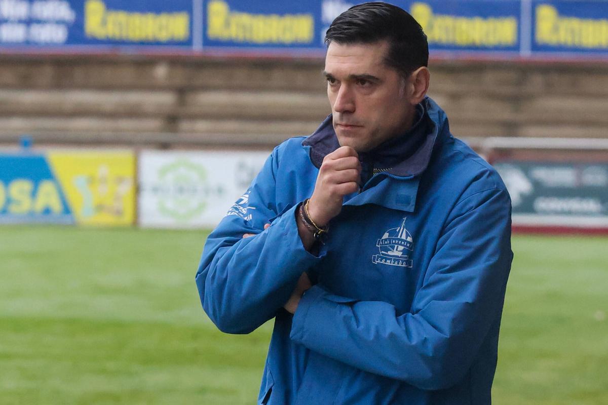 Las imágenes del derbi de O Salnés entre Arosa y Cambados en A Lomba