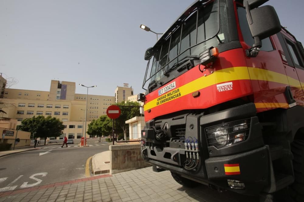 La UME desinfecta los accesos al Hospital General de Alicante