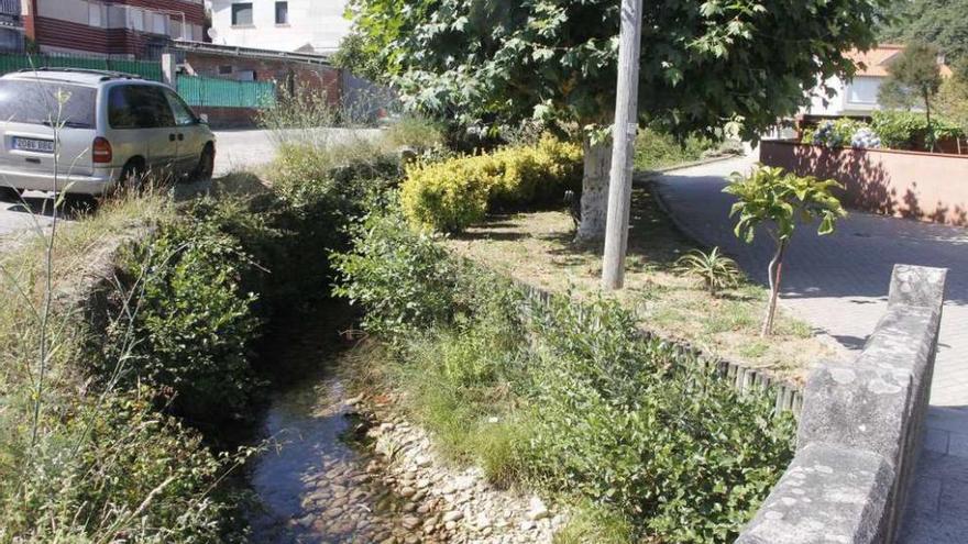 Tramo del río da Fraga afectado por el vertido del lunes. // Santos Álvarez