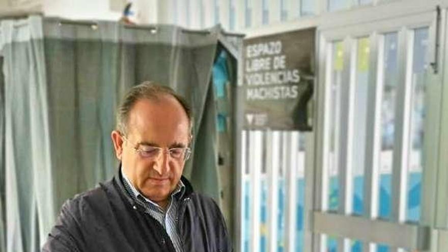 José Enrique Sotelo votando en Aldán. // Santos Álvarez