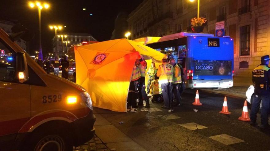 Los servicios de emergencias tratan de reanimar a la víctima.