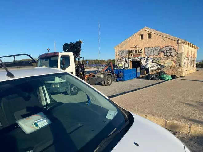 Limpieza y cierre del aparcamiento del mirador del Moncayo en Guardamar del Segura por parte del Ayuntamiento