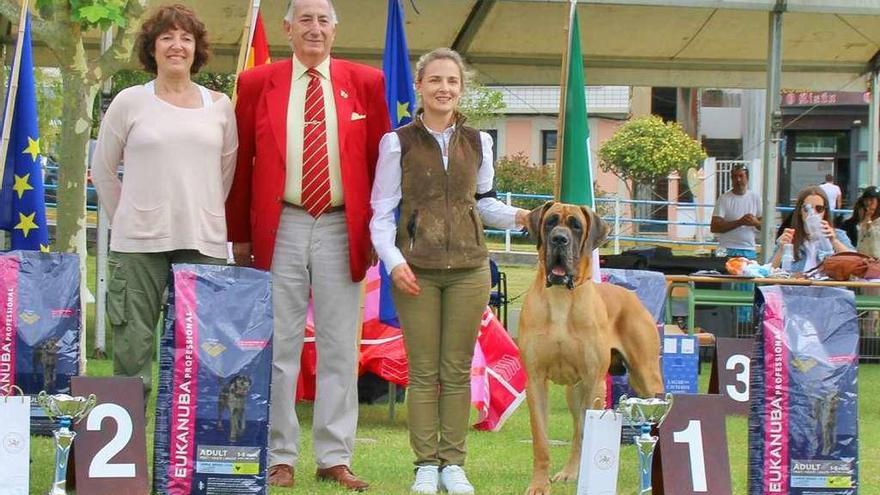 Lola García (derecha) junto al campeón Jaipur y los jueces en Porto do Son.