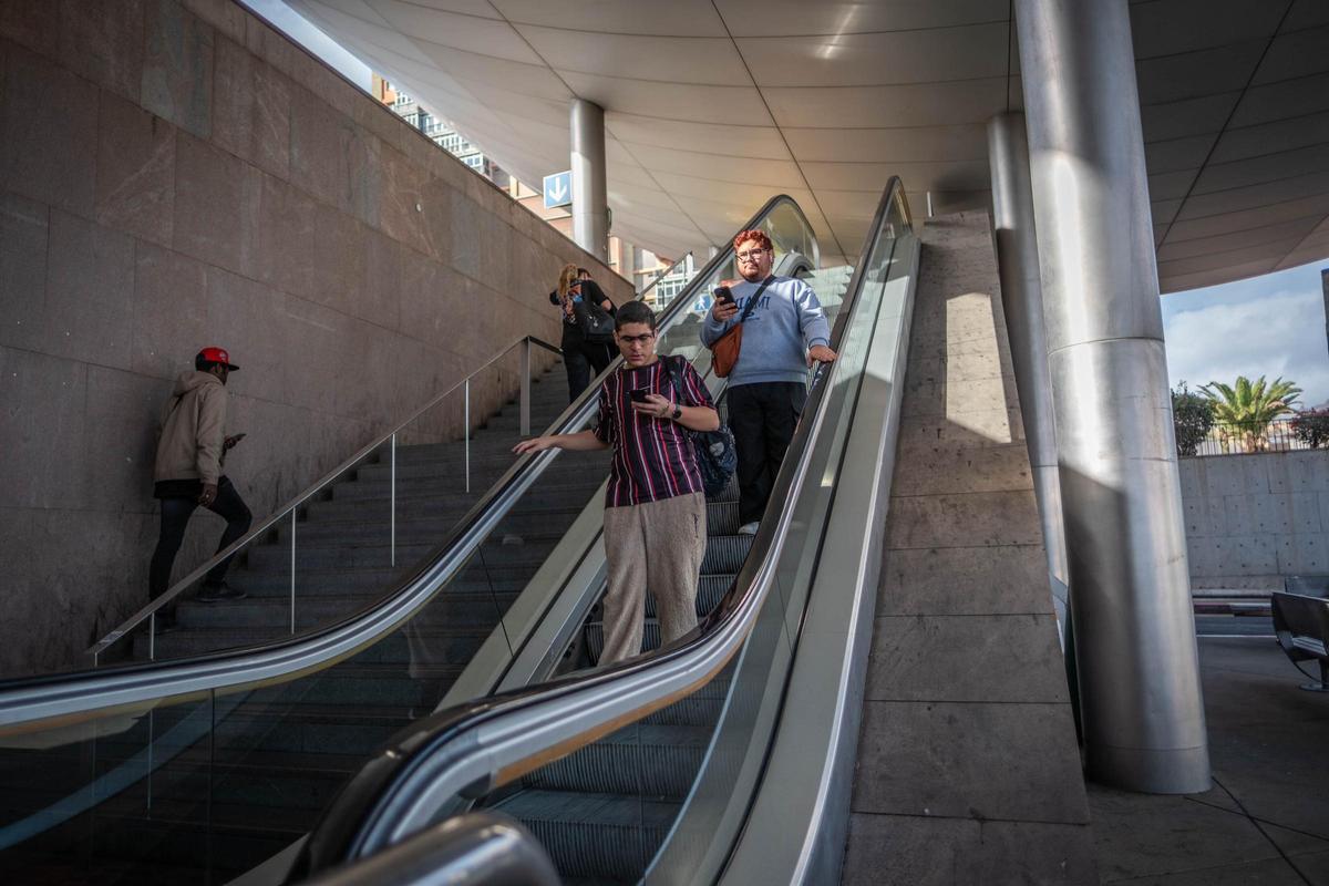 Personas bajando las escaleras mecánicas del Intercambiador de Transportes de Santa Cruz