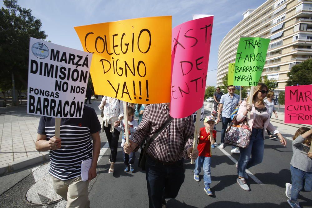 Protesta contra los barracones en La Almadraba