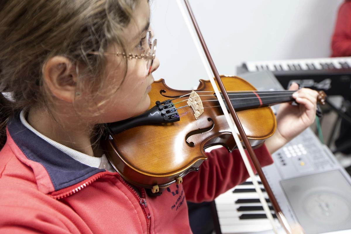 Los estudiantes aprenden habilidades musicales a través de la práctica.